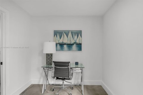 House in Miami, Florida 4 bedrooms, 210.52 sq.m. № 1973380 - photo 11