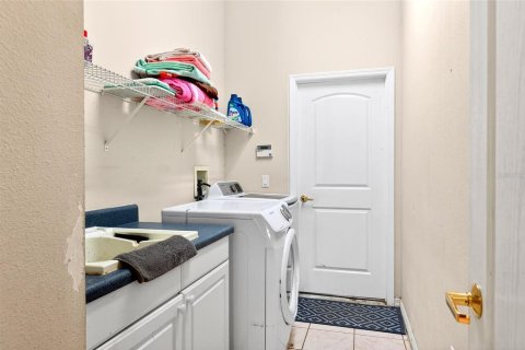 House in Land O' Lakes, Florida 4 bedrooms, 285.95 sq.m. № 2142280 - photo 8