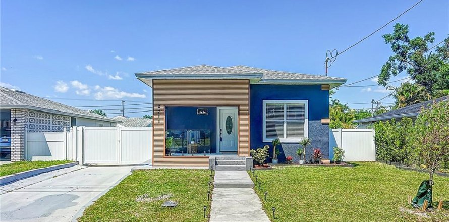House in Tampa, Florida 3 bedrooms, 111.48 sq.m. № 1634622