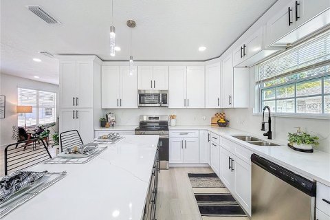 House in Tampa, Florida 3 bedrooms, 111.48 sq.m. № 1634622 - photo 12
