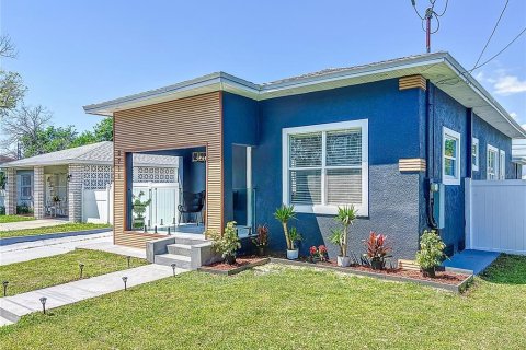 House in Tampa, Florida 3 bedrooms, 111.48 sq.m. № 1634622 - photo 2
