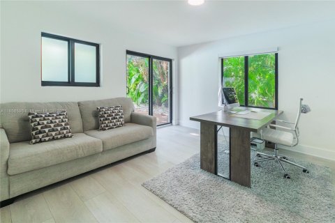 Villa ou maison à louer à North Miami, Floride: 4 chambres, 154.68 m2 № 1878685 - photo 2