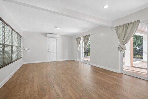 Villa ou maison à louer à Pinecrest, Floride: 3 chambres, 208.75 m2 № 2001910 - photo 5