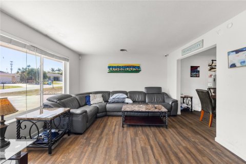 House in Boynton Beach, Florida 5 bedrooms, 164.99 sq.m. № 2042306 - photo 5