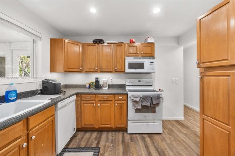 House in Boynton Beach, Florida 5 bedrooms, 164.99 sq.m. № 2042306 - photo 11