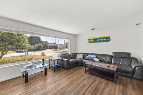 House in Boynton Beach, Florida 5 bedrooms, 164.99 sq.m. № 2042306 - photo 6