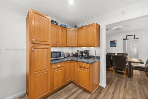 House in Boynton Beach, Florida 5 bedrooms, 164.99 sq.m. № 2042306 - photo 10