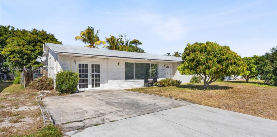 House in Boynton Beach, Florida 5 bedrooms, 164.99 sq.m. № 2042306