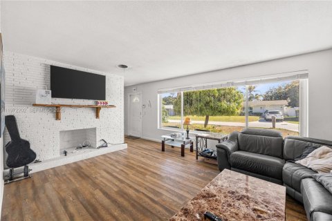 House in Boynton Beach, Florida 5 bedrooms, 164.99 sq.m. № 2042306 - photo 7