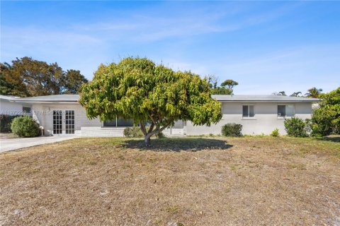 House in Boynton Beach, Florida 5 bedrooms, 164.99 sq.m. № 2042306 - photo 3