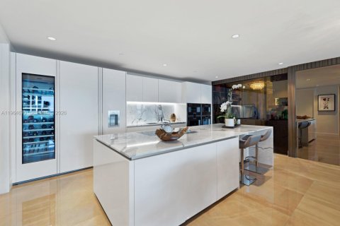 Condo in Bal Harbour, Florida, 2 bedrooms  № 2026438 - photo 12