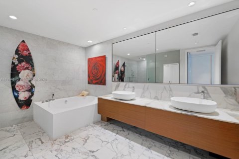 Condo in Bal Harbour, Florida, 2 bedrooms  № 2026438 - photo 23