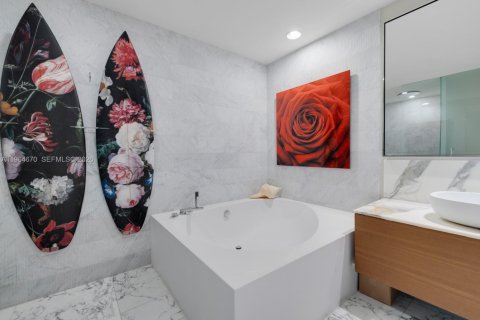 Condo in Bal Harbour, Florida, 2 bedrooms  № 2026438 - photo 25