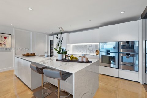 Condo in Bal Harbour, Florida, 2 bedrooms  № 2026438 - photo 11