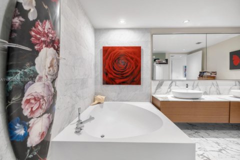 Condo in Bal Harbour, Florida, 2 bedrooms  № 2026438 - photo 27