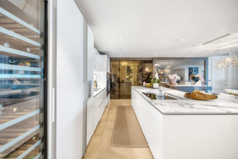 Condo in Bal Harbour, Florida, 2 bedrooms  № 2026438 - photo 13