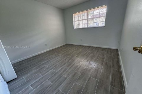 Condo in Miami, Florida, 2 bedrooms  № 2046564 - photo 12