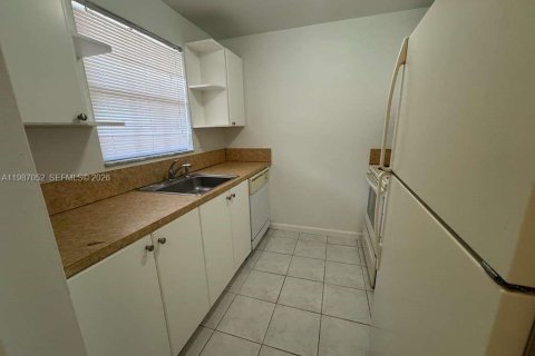 Condo in Miami, Florida, 2 bedrooms  № 2046564 - photo 3