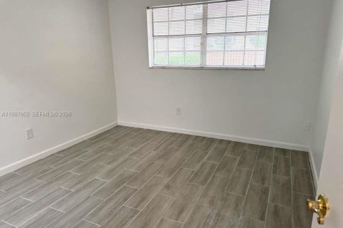 Condo in Miami, Florida, 2 bedrooms  № 2046564 - photo 13