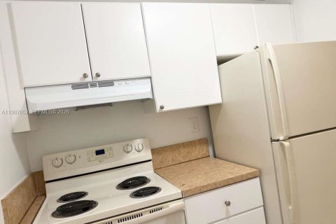 Condo in Miami, Florida, 2 bedrooms  № 2046564 - photo 10