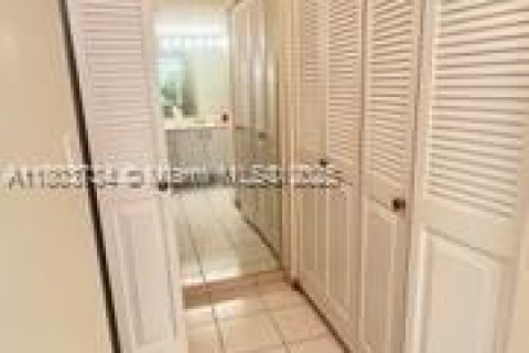Condo in Pembroke Pines, Florida, 2 bedrooms  № 1862485 - photo 18