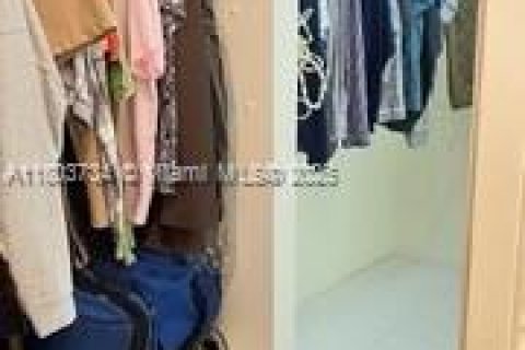 Condo in Pembroke Pines, Florida, 2 bedrooms  № 1862485 - photo 25