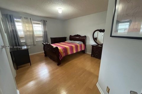 Villa ou maison à vendre à Pembroke Pines, Floride: 4 chambres, 242.29 m2 № 2087785 - photo 13