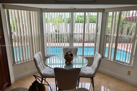 Villa ou maison à vendre à Pembroke Pines, Floride: 4 chambres, 242.29 m2 № 2087785 - photo 24