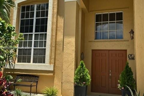 Villa ou maison à vendre à Pembroke Pines, Floride: 4 chambres, 242.29 m2 № 2087785 - photo 2