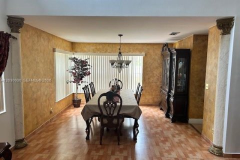 Villa ou maison à vendre à Pembroke Pines, Floride: 4 chambres, 242.29 m2 № 2087785 - photo 6