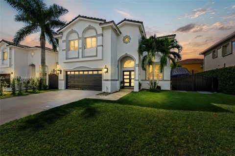 Villa ou maison à vendre à Miami, Floride: 4 chambres, 218.41 m2 № 1971995 - photo 1