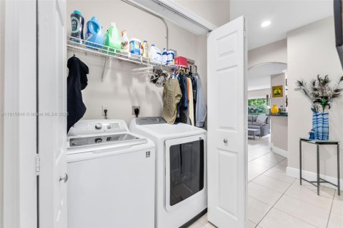 Villa ou maison à vendre à Miami, Floride: 4 chambres, 218.41 m2 № 1971995 - photo 17