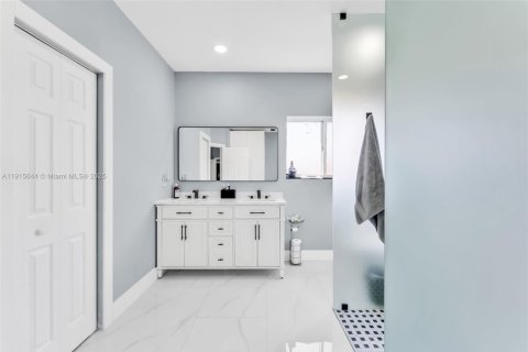 Villa ou maison à vendre à Miami, Floride: 4 chambres, 218.41 m2 № 1971995 - photo 23