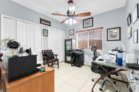 Villa ou maison à vendre à Miami, Floride: 4 chambres, 218.41 m2 № 1971995 - photo 16