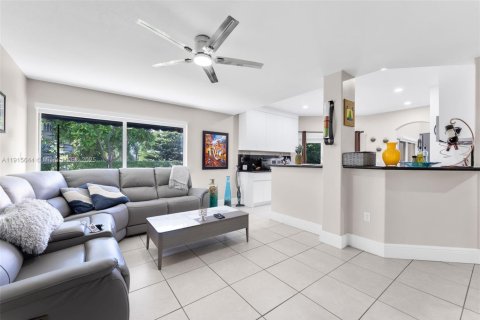 Villa ou maison à vendre à Miami, Floride: 4 chambres, 218.41 m2 № 1971995 - photo 13