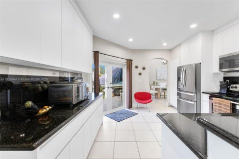 Villa ou maison à vendre à Miami, Floride: 4 chambres, 218.41 m2 № 1971995 - photo 12