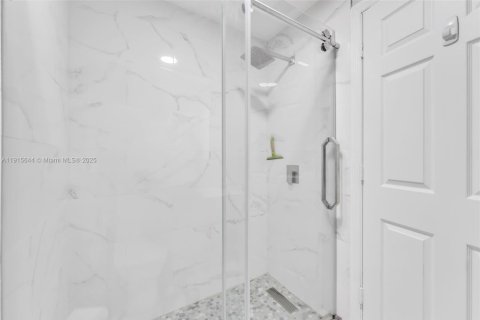 Villa ou maison à vendre à Miami, Floride: 4 chambres, 218.41 m2 № 1971995 - photo 15