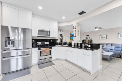 Villa ou maison à vendre à Miami, Floride: 4 chambres, 218.41 m2 № 1971995 - photo 11