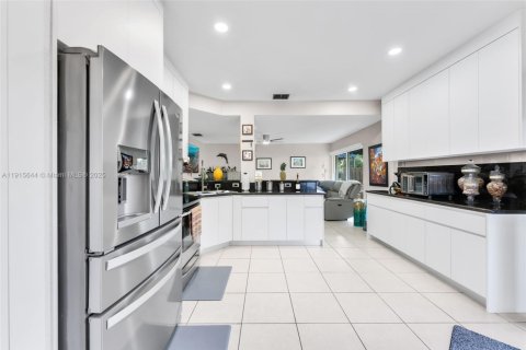 Villa ou maison à vendre à Miami, Floride: 4 chambres, 218.41 m2 № 1971995 - photo 10