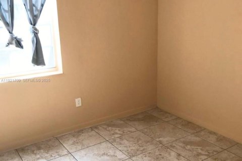 House in Pompano Beach, Florida 5 bedrooms, 148.83 sq.m. № 1982257 - photo 5