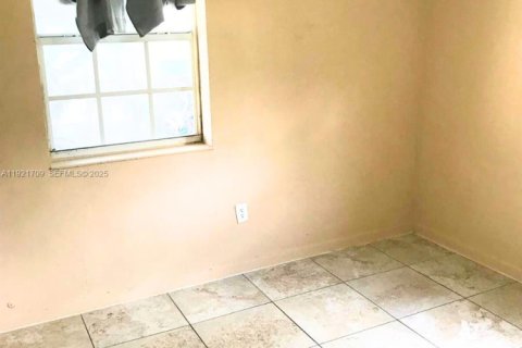 House in Pompano Beach, Florida 5 bedrooms, 148.83 sq.m. № 1982257 - photo 11