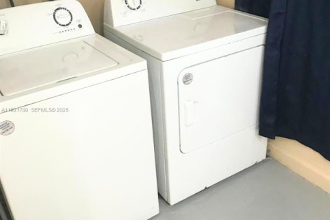 House in Pompano Beach, Florida 5 bedrooms, 148.83 sq.m. № 1982257 - photo 10