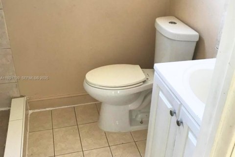 House in Pompano Beach, Florida 5 bedrooms, 148.83 sq.m. № 1982257 - photo 9