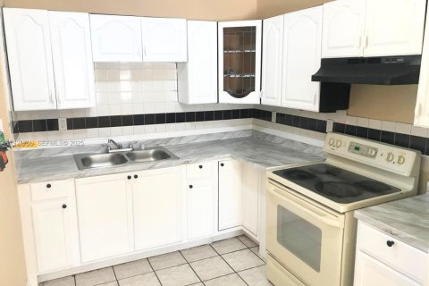 House in Pompano Beach, Florida 5 bedrooms, 148.83 sq.m. № 1982257 - photo 3