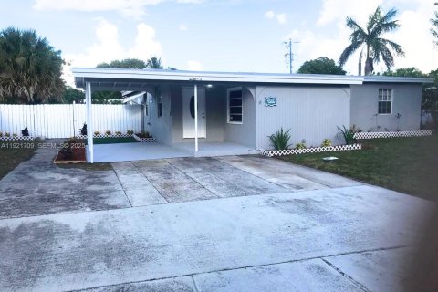 House in Pompano Beach, Florida 5 bedrooms, 148.83 sq.m. № 1982257 - photo 1