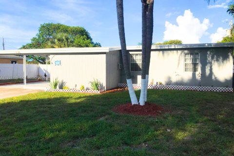 House in Pompano Beach, Florida 5 bedrooms, 148.83 sq.m. № 1982257 - photo 6