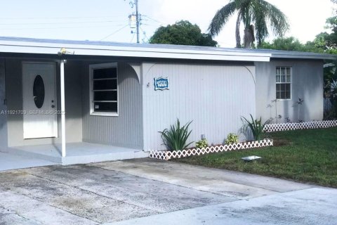 House in Pompano Beach, Florida 5 bedrooms, 148.83 sq.m. № 1982257 - photo 2