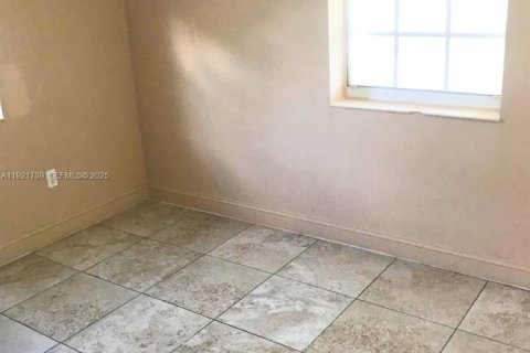 House in Pompano Beach, Florida 5 bedrooms, 148.83 sq.m. № 1982257 - photo 7