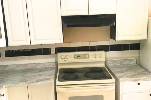 House in Pompano Beach, Florida 5 bedrooms, 148.83 sq.m. № 1982257 - photo 8