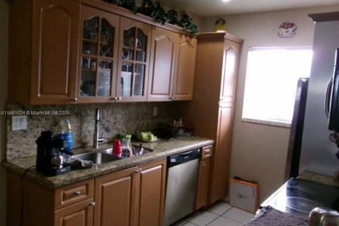Condo in Miami, Florida, 1 bedroom  № 2088520 - photo 3